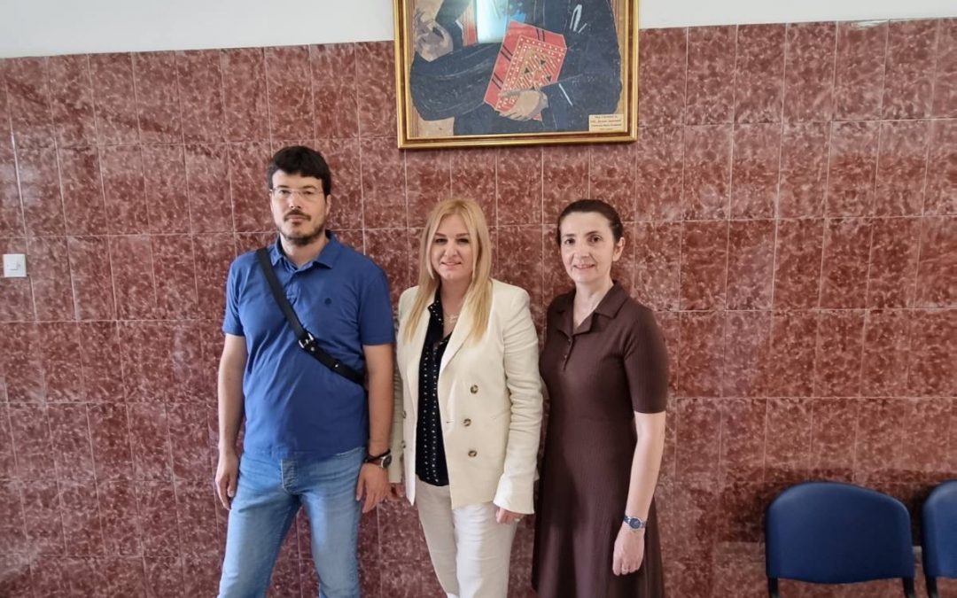 Основна школа “Душан Јерковић” из Руме уручила је Дому здравља “Рума” икону Светог Луке
