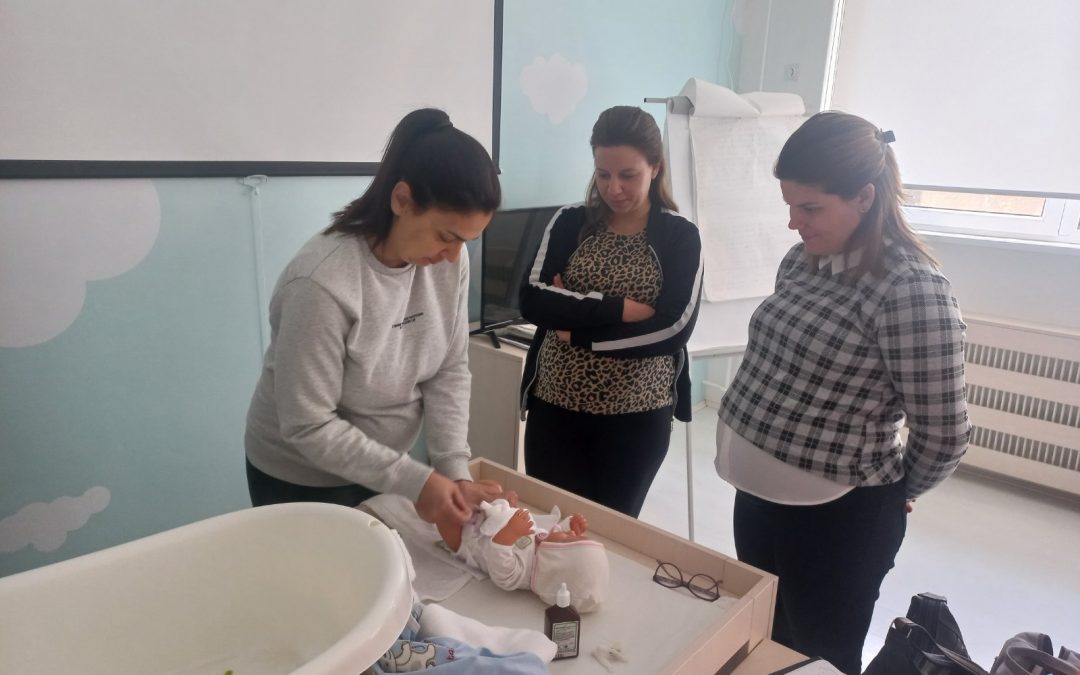 Prva grupa trudnica završila edukaciju u Školi roditeljstva